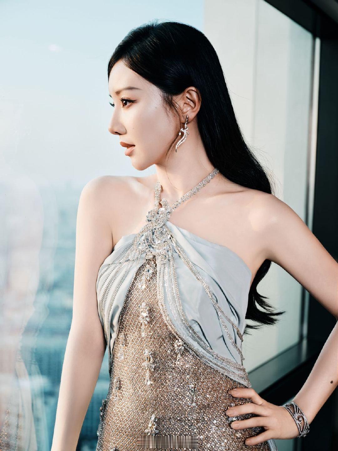 狠狠心动王鹤润！王鹤润有种没吃过苦的美薄荷绿金色碎钻鱼尾裙惊艳出圈，贵气感十足