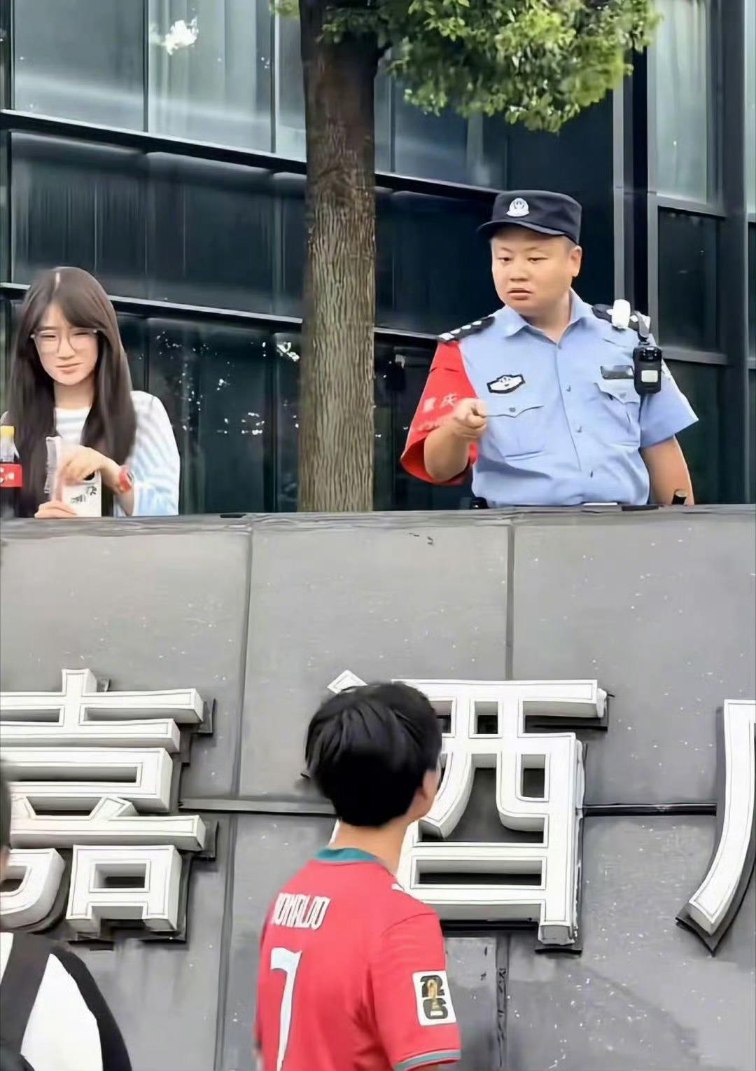 【重庆网友自发清理追星涂鸦】不知志愿者中有多少是冲着十来岁孩子喊“老公”的“女凝