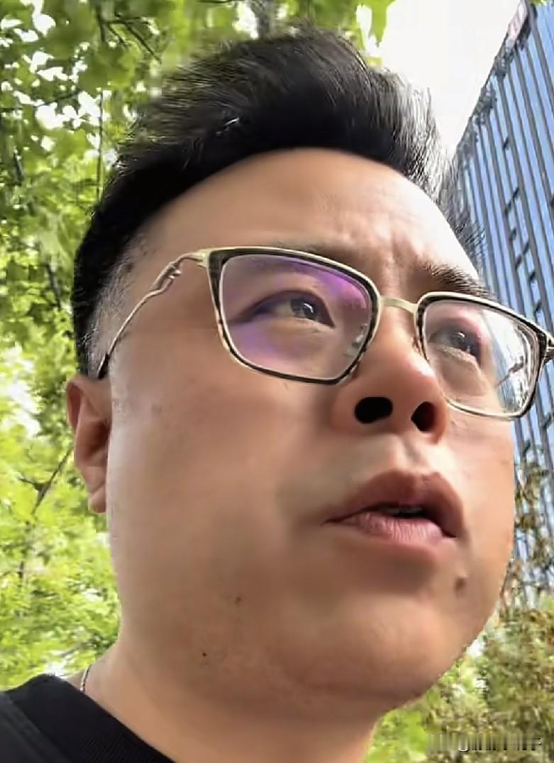 铁兜开始焦虑了，担心女儿才上初一就早恋，一放学第一个去门口接，观察有没有男生玩得