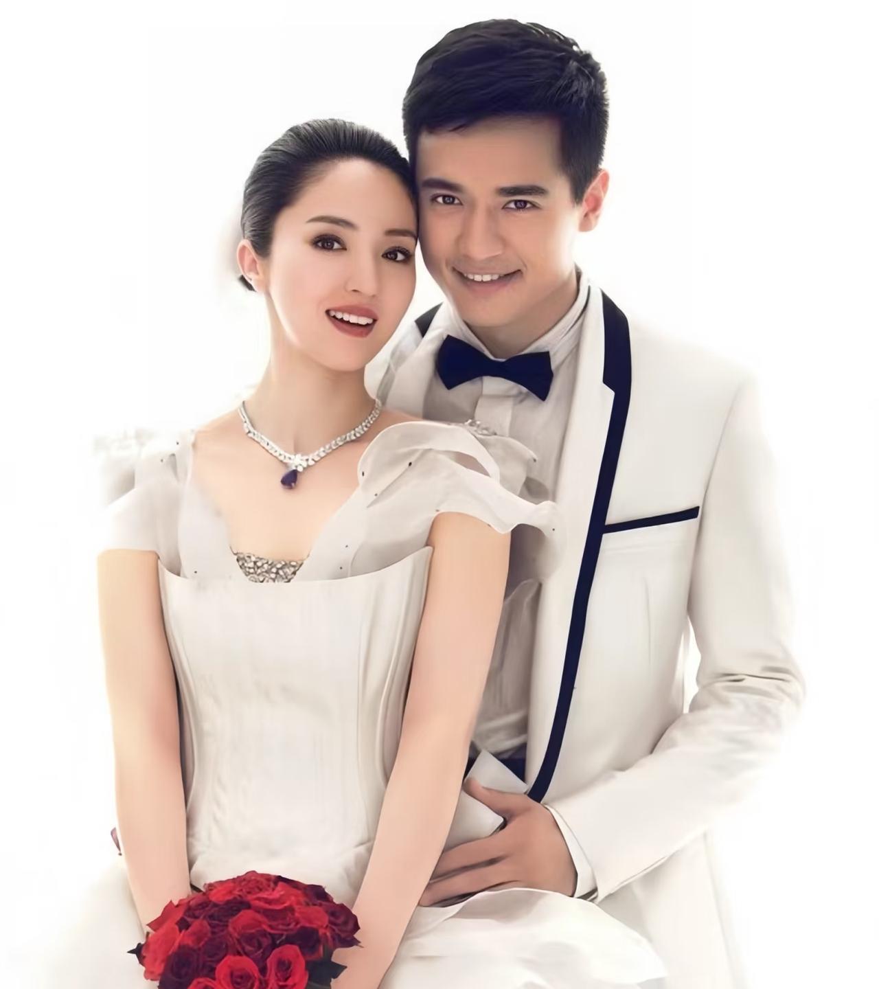 当年董璇和高云翔结婚时，两人的婚纱照都拍了很多版，中式的和西式的，室内的和户外的