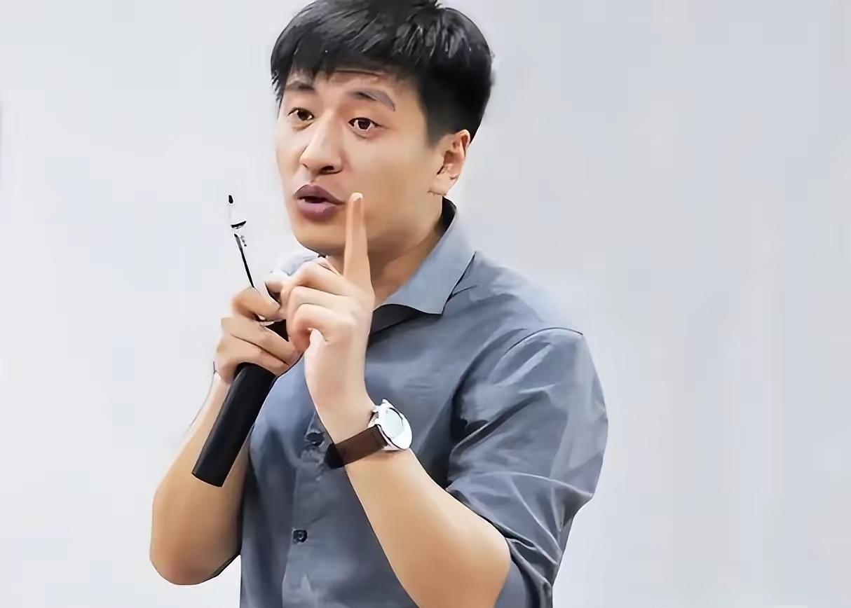 张雪峰为什么能受欢迎?我觉得吧，他说话直白，就像在报志愿时，他会直接说有些专业