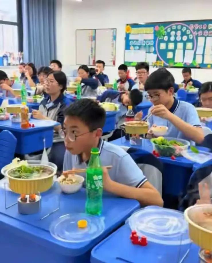 到底是刻在青春里的温柔还是扎在老师心里的一根刺！安徽宣城郑老师，为了奖励学生