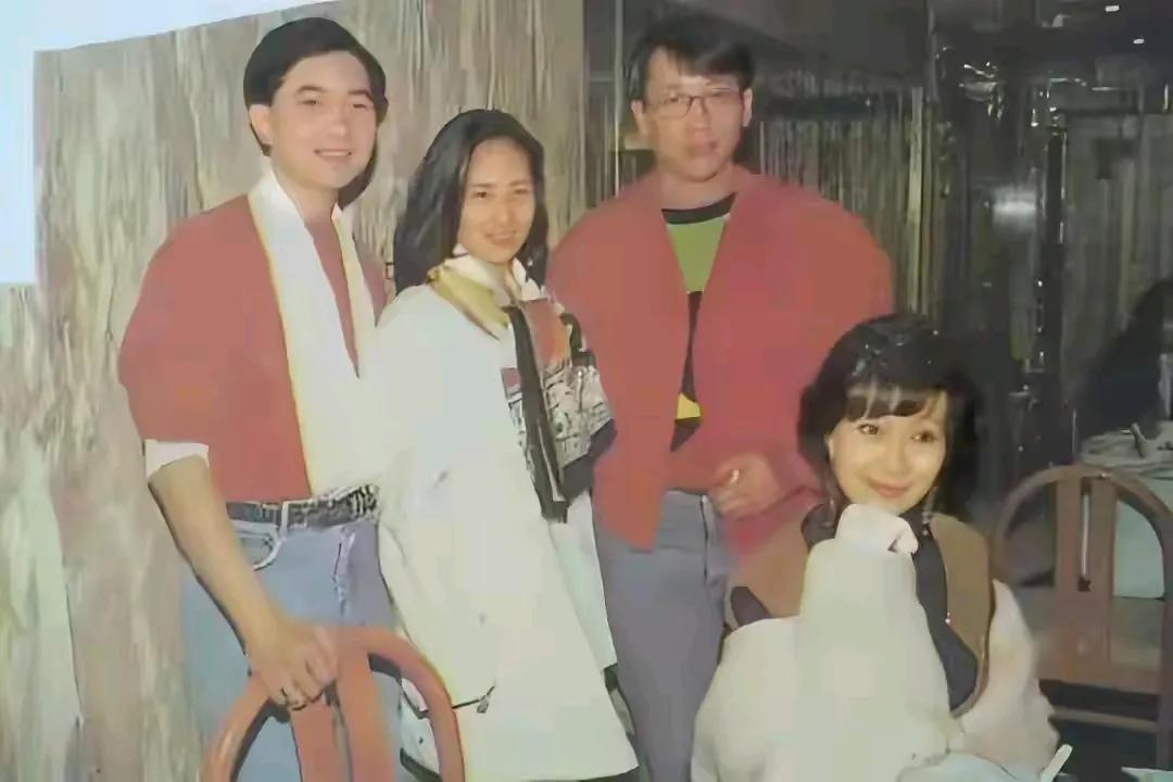 赌王是最懂人性的男人，个人认为，他允许他的女人可以对他恋爱脑，但他又惧怕自己的女