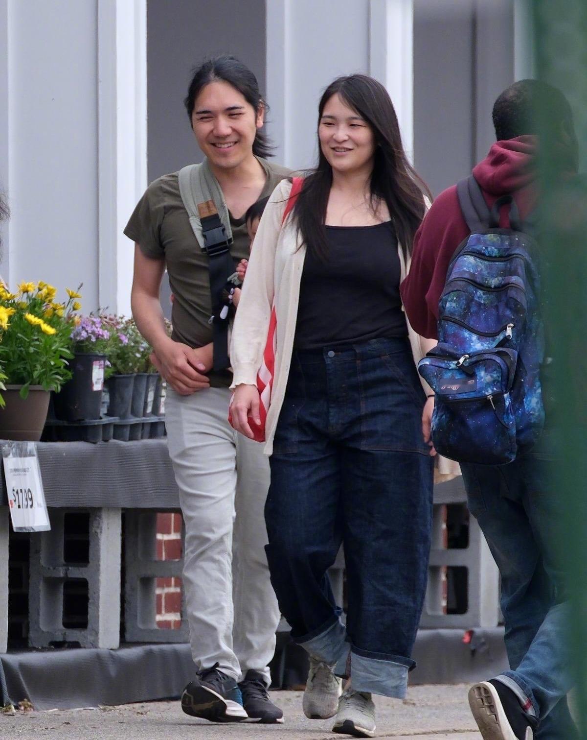 《纽约邮报》独家拍摄报道的日本公主真子（MakoKomuro）与丈夫小室圭带着