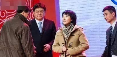 2007年，央视主持人张斌，正在直播奥运新闻发布会时，他的妻子突然冲上台，拿起话