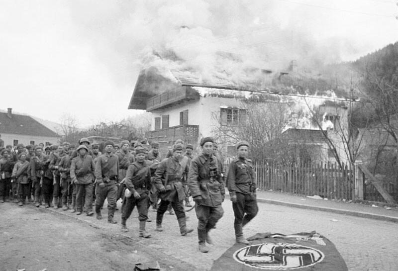 1945年3月30日，奥地利。在维也纳近郊的基希施拉格，一队苏联士兵从