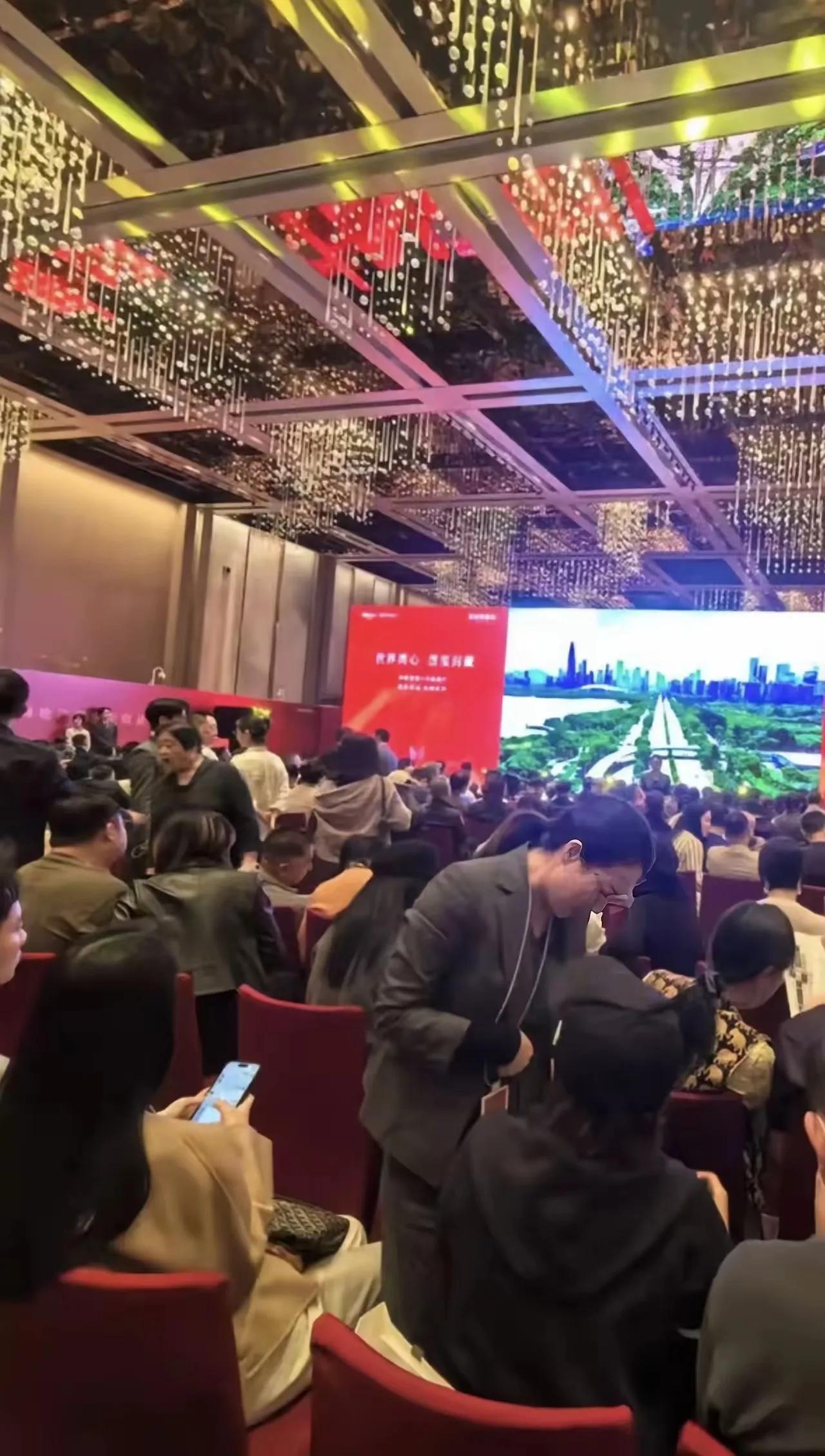 深圳的这个楼盘每平方米的售价竟然高达18万元人民币，有一次刷新了我们的认知，深圳