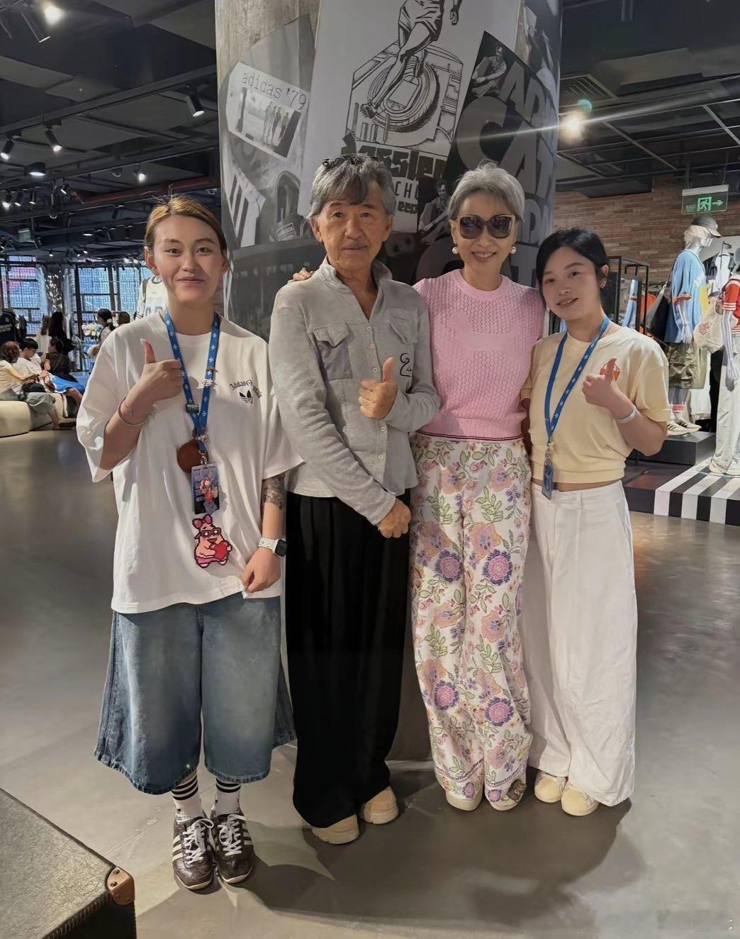 65岁叶蒨文和79岁林子祥在上海一间大型商场低调购物，夫妻俩这次的着装都有点一言
