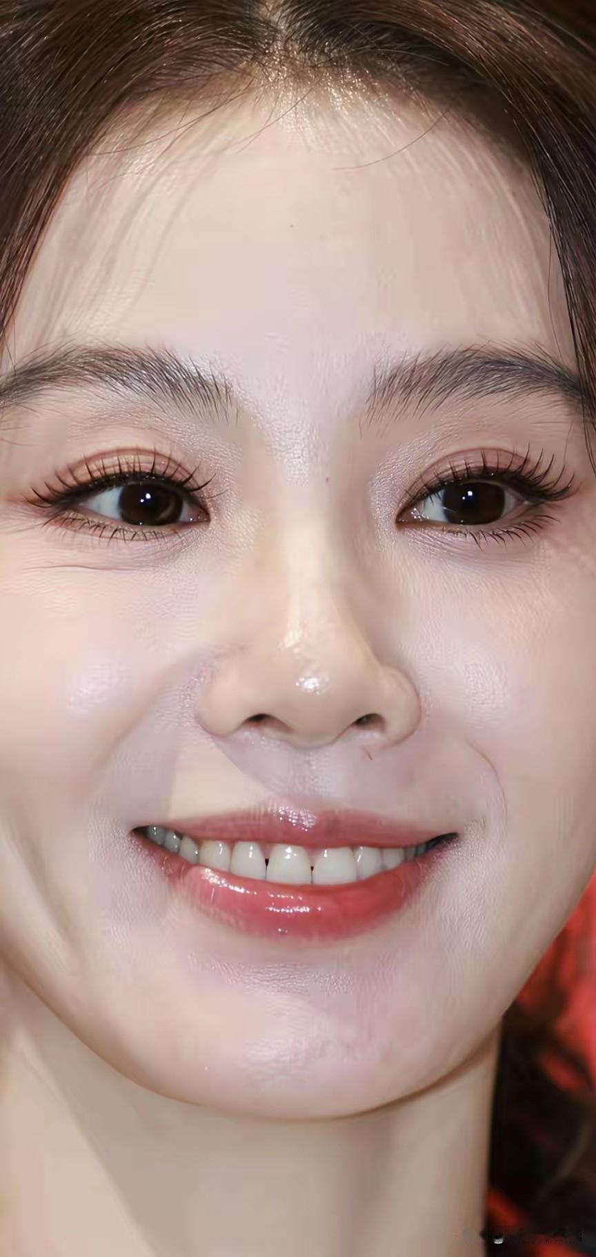 一开始以为是牙齿出现缝隙了，仔细看原来是……但是丝毫不影响颜值啊，还怪可爱的！