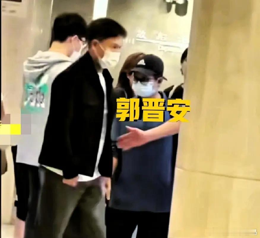 郭晋安、谭耀文也纷纷现身医院,探望许绍雄,两人神情悲伤!大家都去了,这个阵仗有点