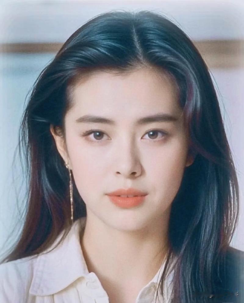 1990年，王祖贤第一次去北京拍广告，片酬200万。坐出租车时她给司机5块钱，司