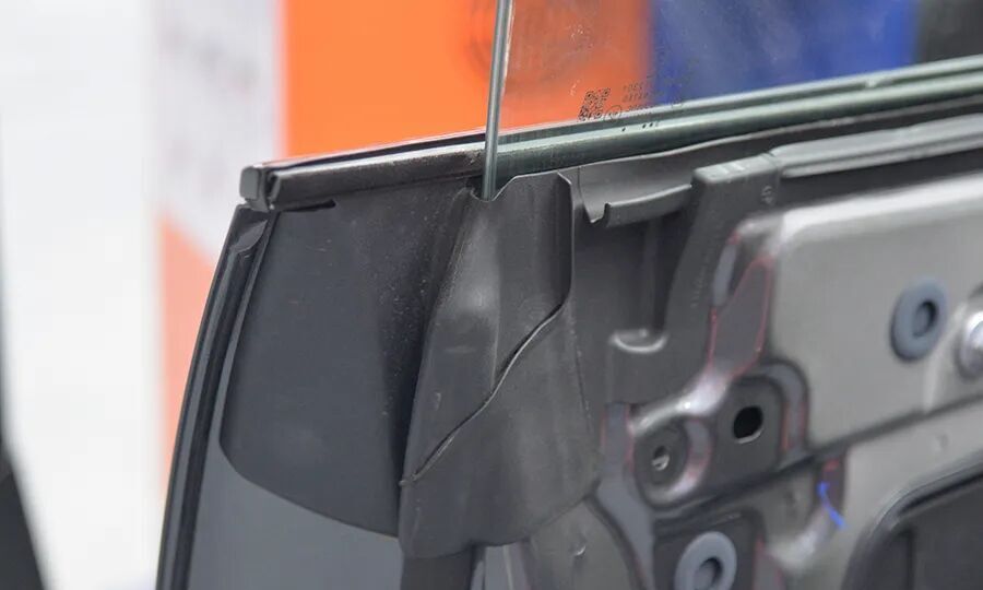 比亚迪坪山总部闪充站开业，设计完全照搬传统加油站：-加油站式顶棚+车道设计-