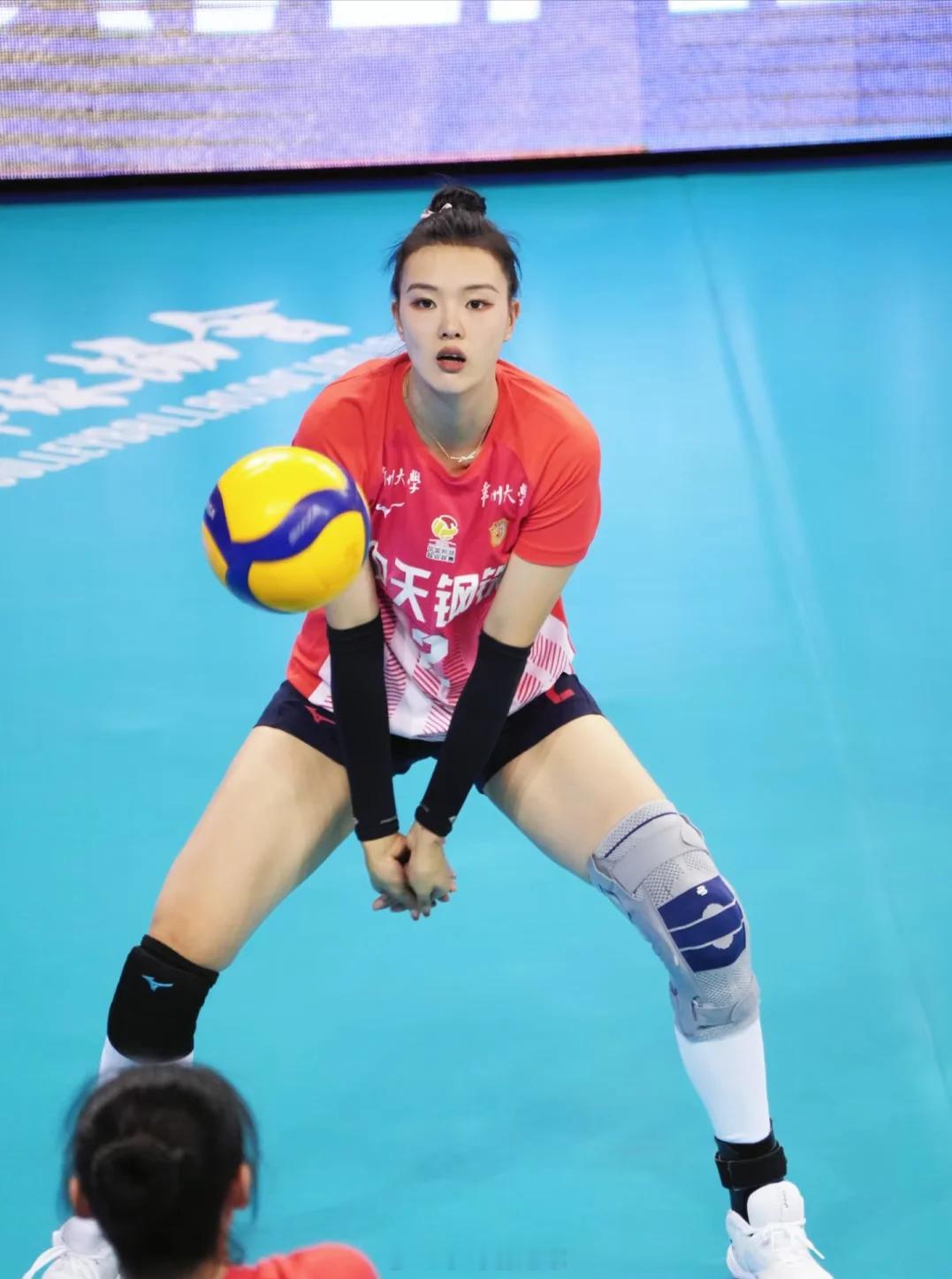 全运会女排半决赛首战，江苏女排3-0完胜福建队晋级决赛。张常宁攻防两端表现亮眼，