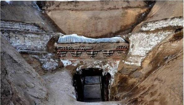 山东挖出朱元璋儿子墓，打开棺椁瞬间，所有人都泪流不止，专家大声喊道：大家赶紧撤！