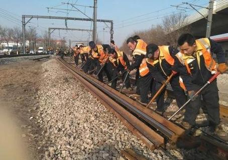 一位从事钢轨生产的长辈告诉我：90%的人不知道，我国每年报废的钢轨多达上百万吨。