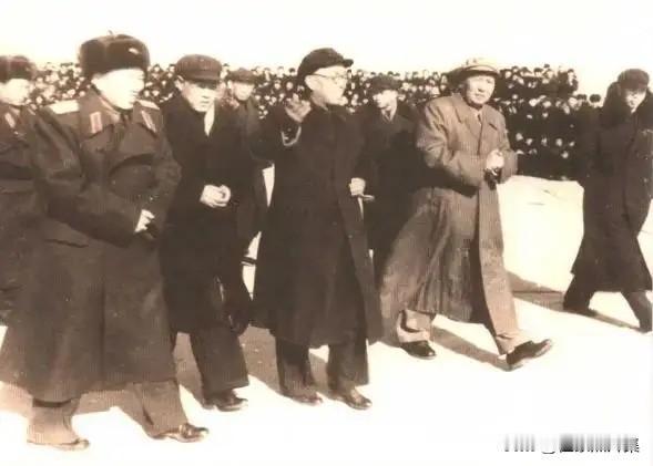 1958年2月12日，毛主席乘专列抵达沈阳，这是他建国后第一次专门到辽宁视察。图