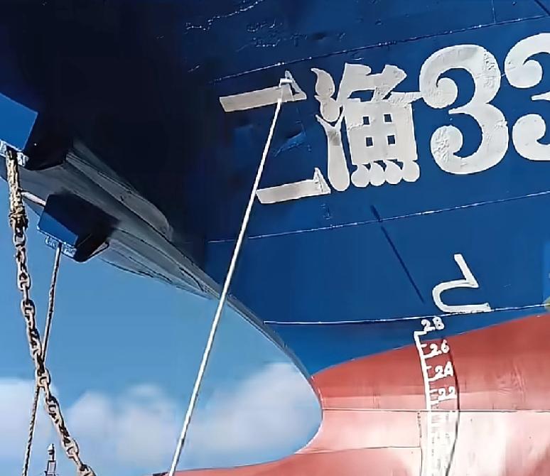 很多东西是无法用机器替代的，比如说这位大哥就用长达几米的油漆笔，在每一辆油船上刻