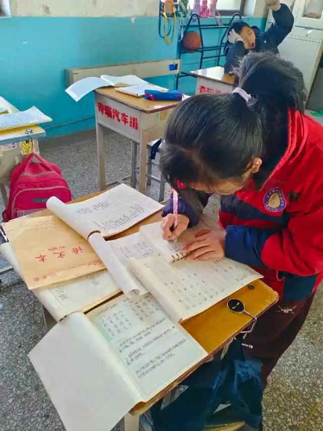 近期不少家长反映，义务教育阶段学校频繁通过家长群下发电子作业，要求家长自行打印，