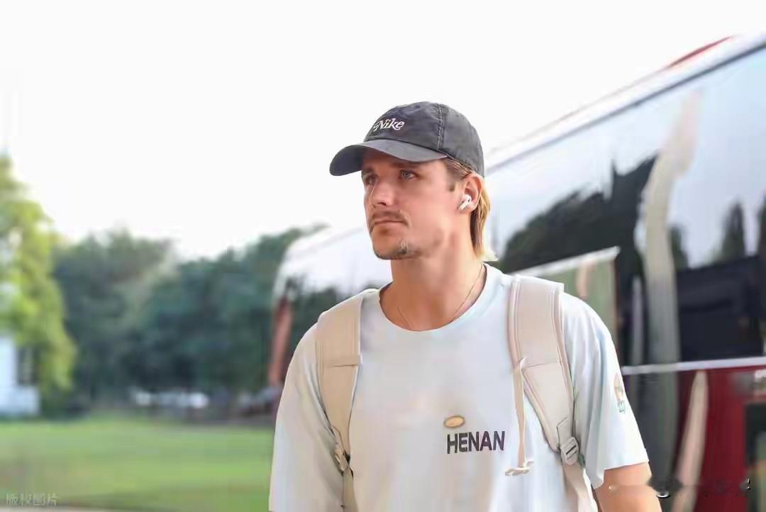 迈达纳要被交易离队，这可是一条炸裂性的消息！赛季结束正是各种消息满天飞的时候，