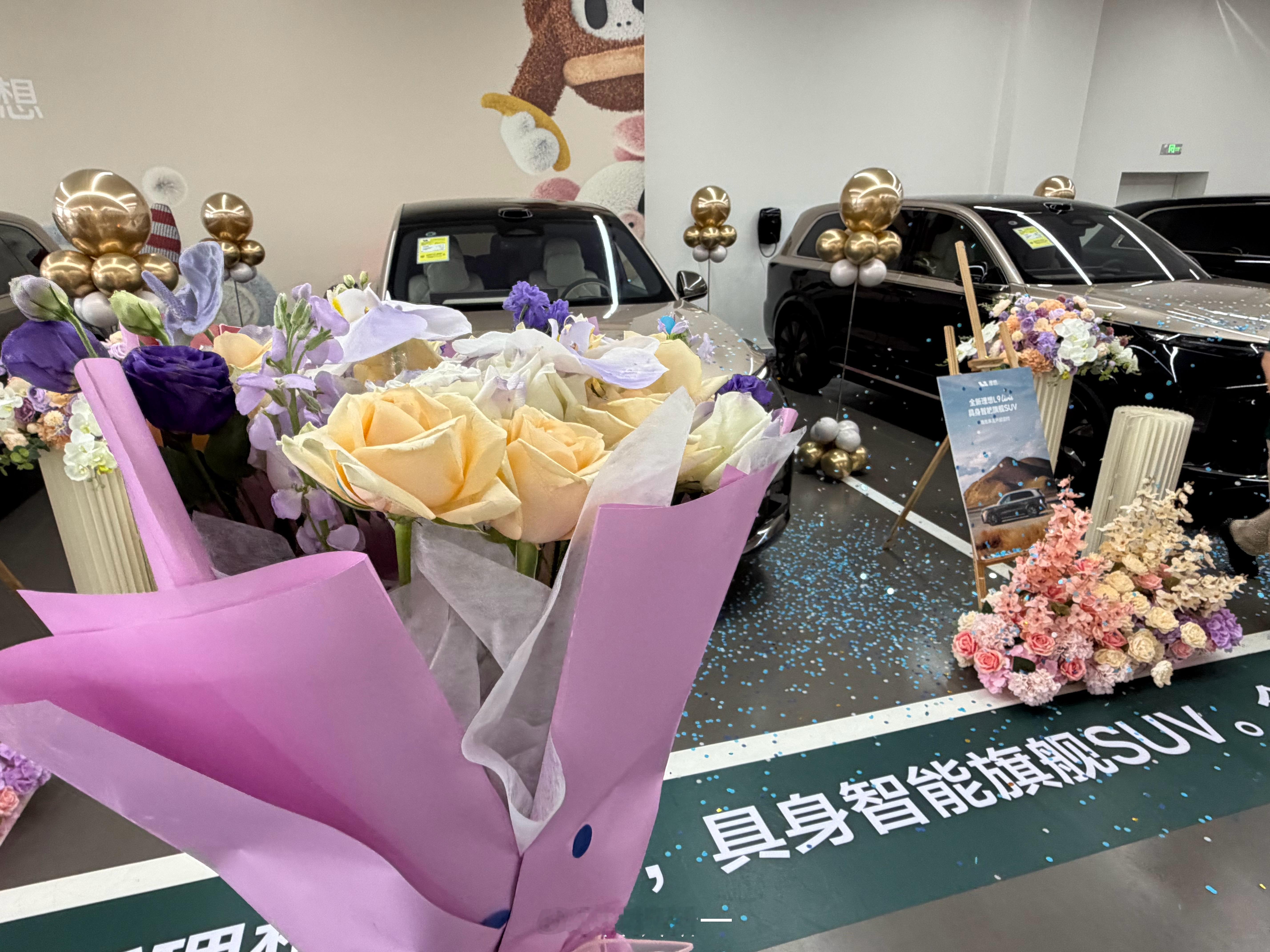 今天520，忙得没时间买花，我拿着理想L9 Livis提车送的花直接送...