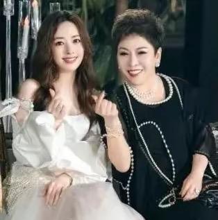 近日，郭碧婷爸爸在社交平台晒出了女儿的后花园，光花园就有几百平，里面种满了花花草