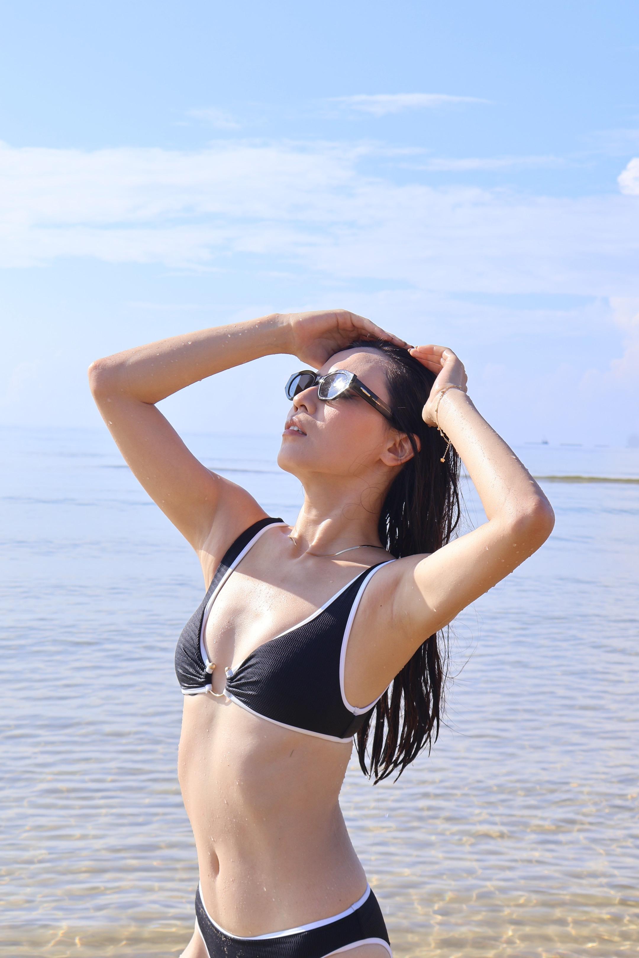 沙滩比基尼 沙滩日光浴 海滩比基尼泳装穿搭  泳装穿搭 海边正常穿搭
