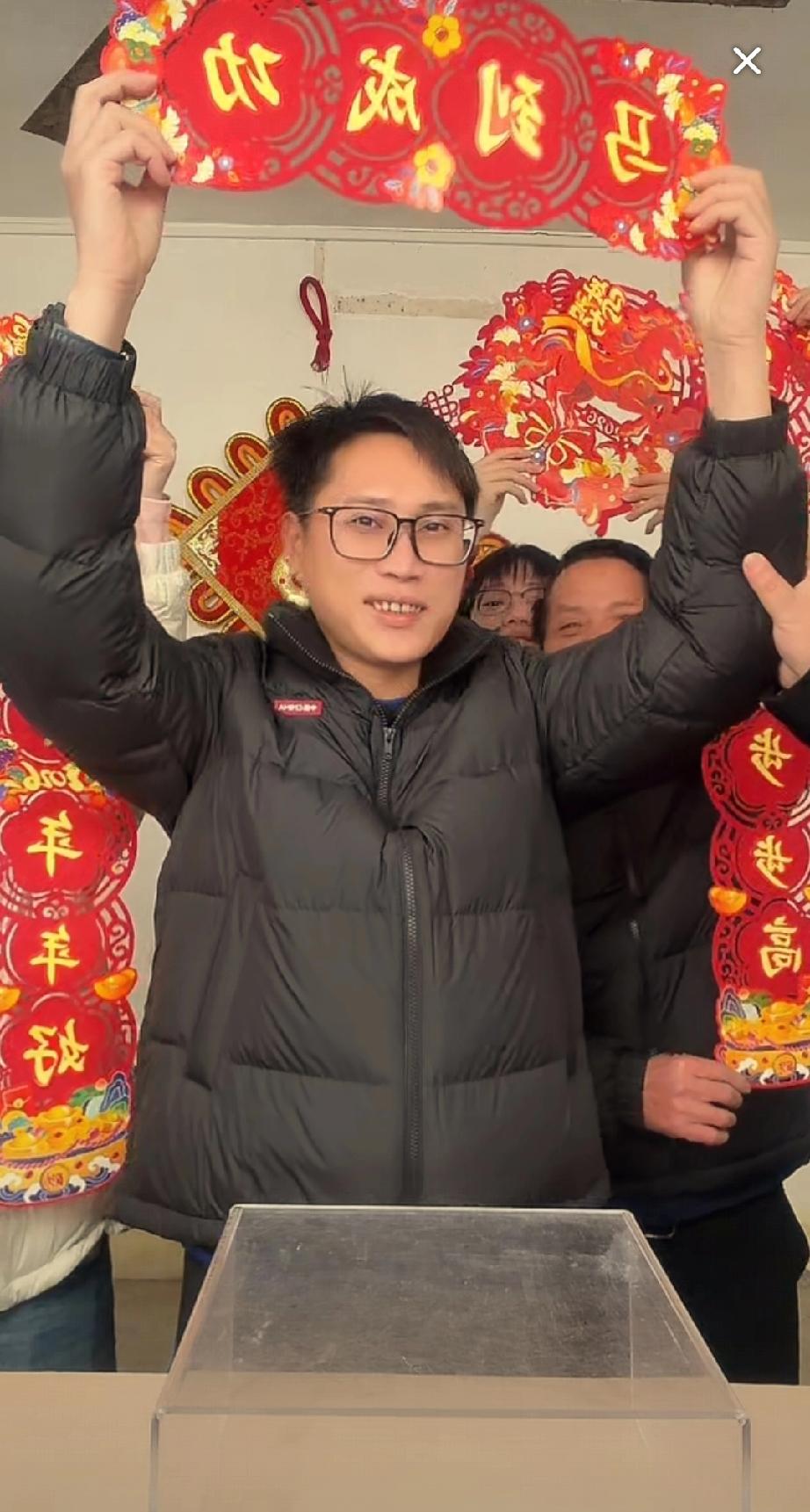 梁志辉不会侃侃而谈，没有妙语连珠，但是只要他站在那里不说话，或者单纯的说一句王子