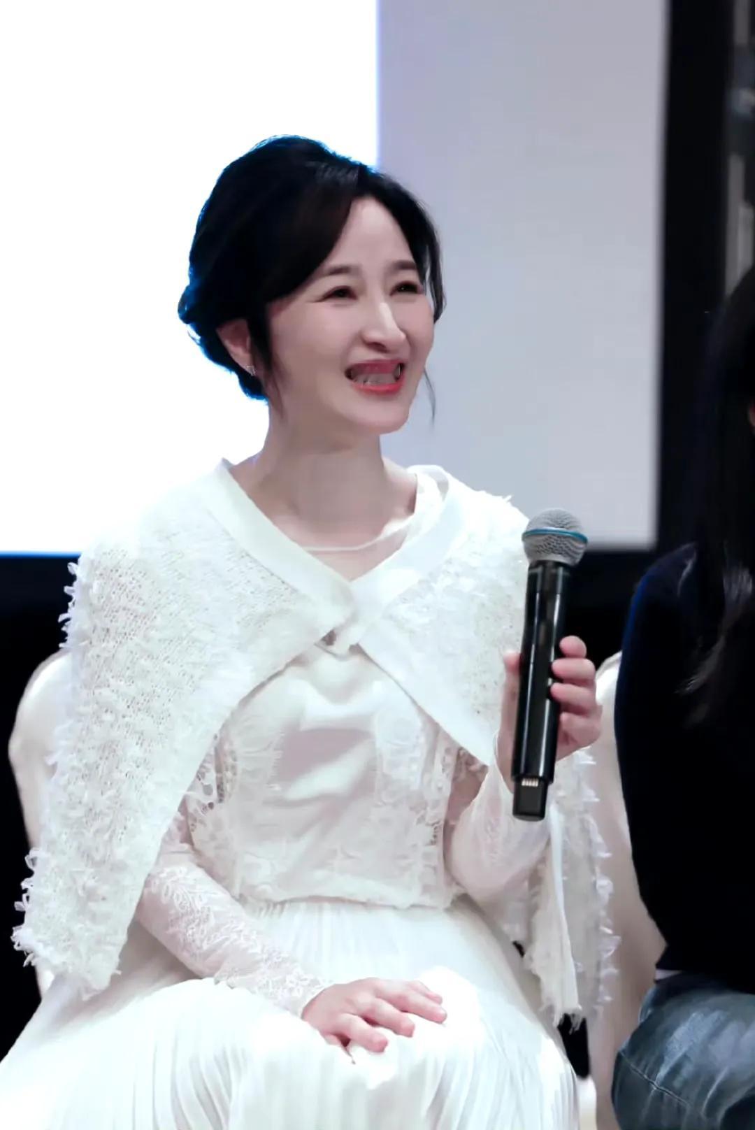 有着“TVB二代当家花旦”之称的关咏荷，她的美符合东方女人的娉婷袅娜之美，这种美