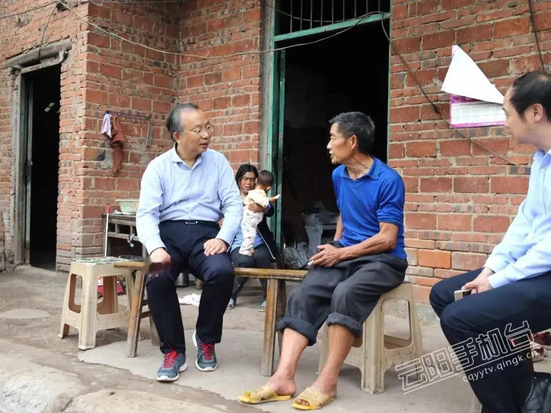 不像个领导县委一位主要领导轻车简从，只带着一个秘书，骑自行车三十多公里，来到一