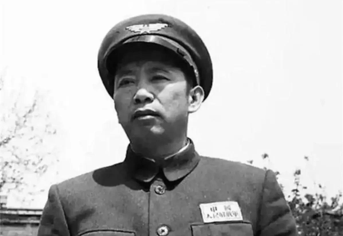 第一任海军司令，大将肖劲光，来自四野。第一任空军司令，上将刘亚楼，来自四野。