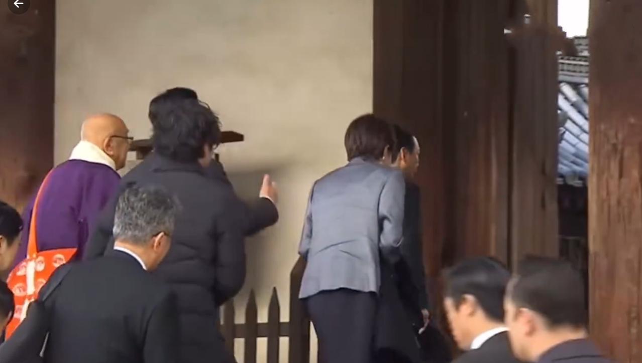 1月14日高市早苗陪同李在明参观法隆寺！她换了一身新造型，穿灰色西服与小黑裙，手