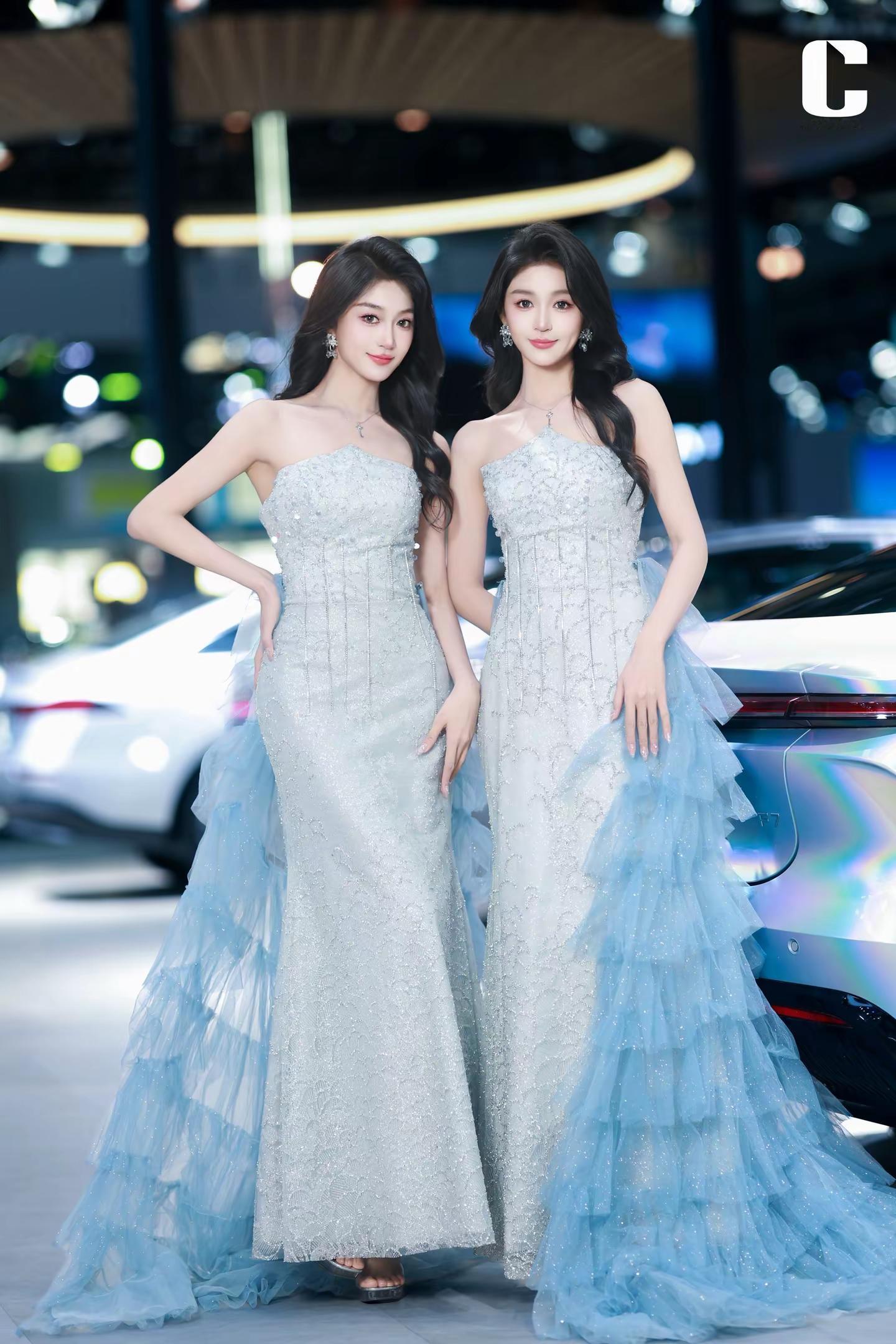 2025广州车展荣威双胞胎在这呀。一模一样的两个人，谁看谁懵