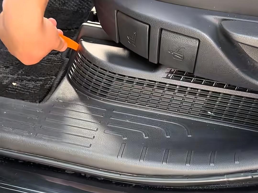 汉兰达双擎的电池在后排座椅下面的两侧。4s更换一对加工时费要我320，还说必须让