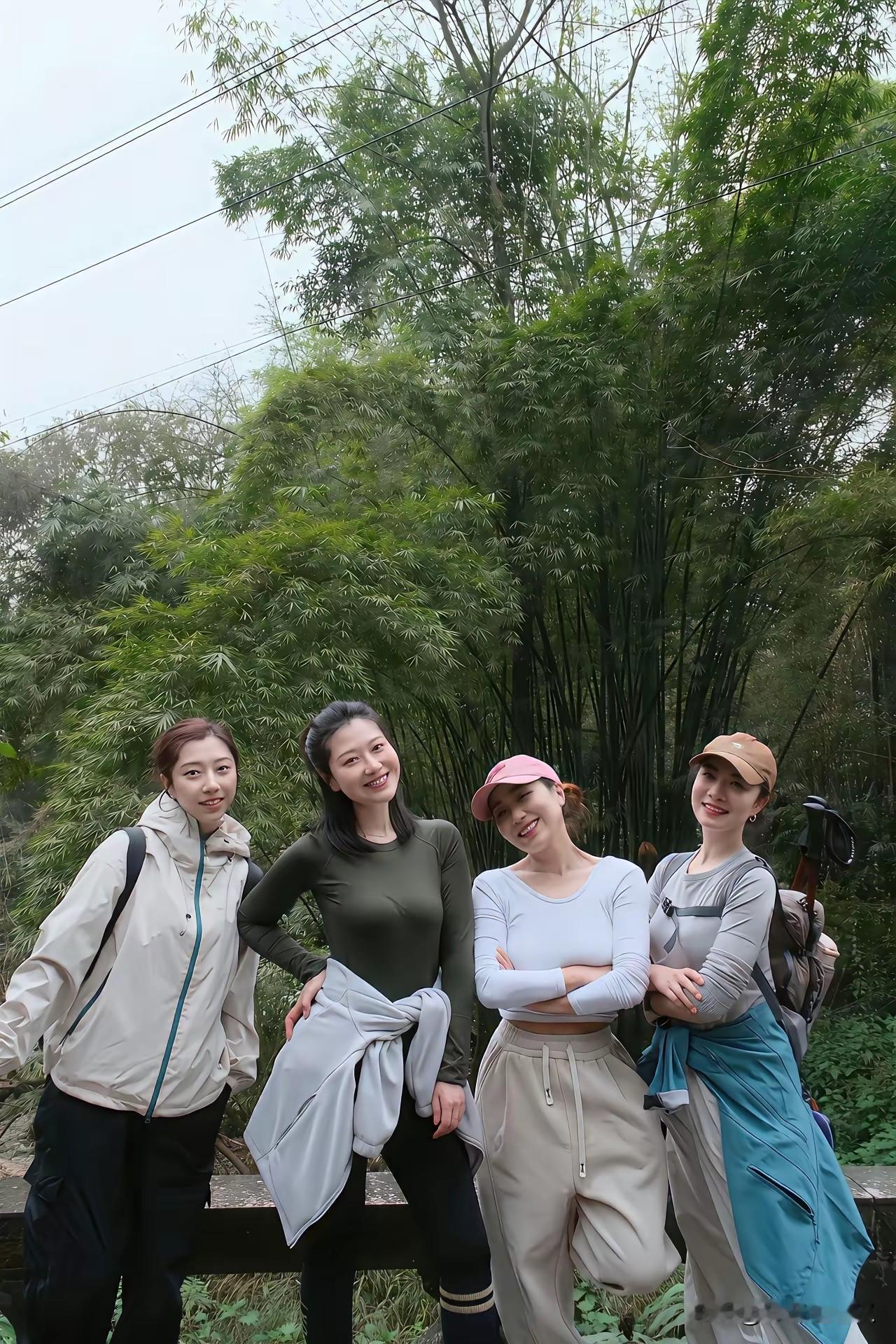 最好的时光，就是和姐妹们一起奔赴山野✨。穿着舒适的运动装，背着行囊穿梭在竹林间，