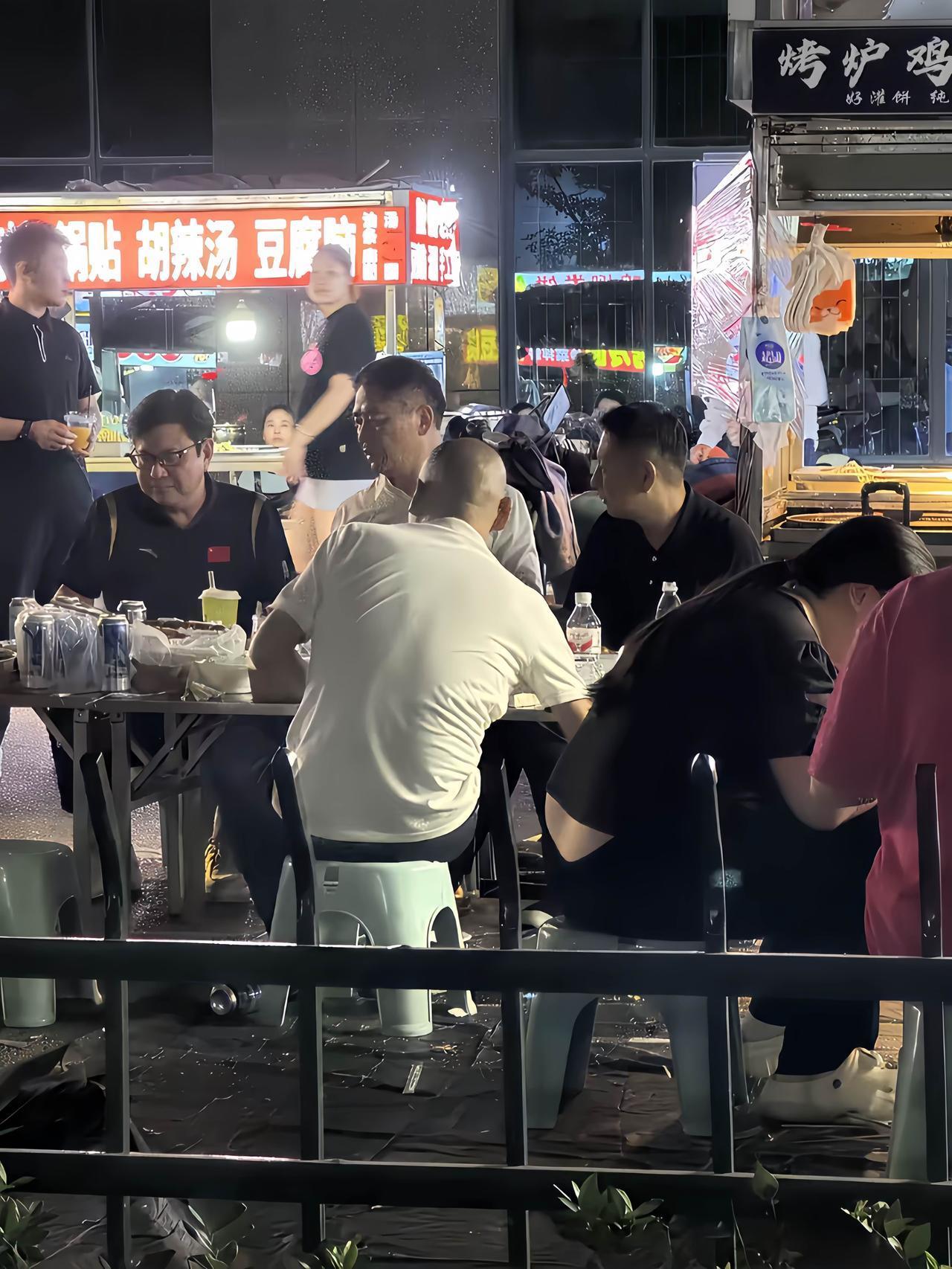 8月30日凌晨，有网友在宿迁偶遇刘强东，他在街头大排档吃烧烤的画面。东哥，这