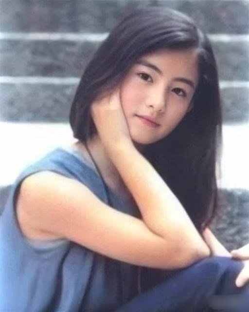 当年张柏芝虽然只有12岁，却已经骨相逆天，浓眉大眼高鼻梁，生得其具特色，让人一眼