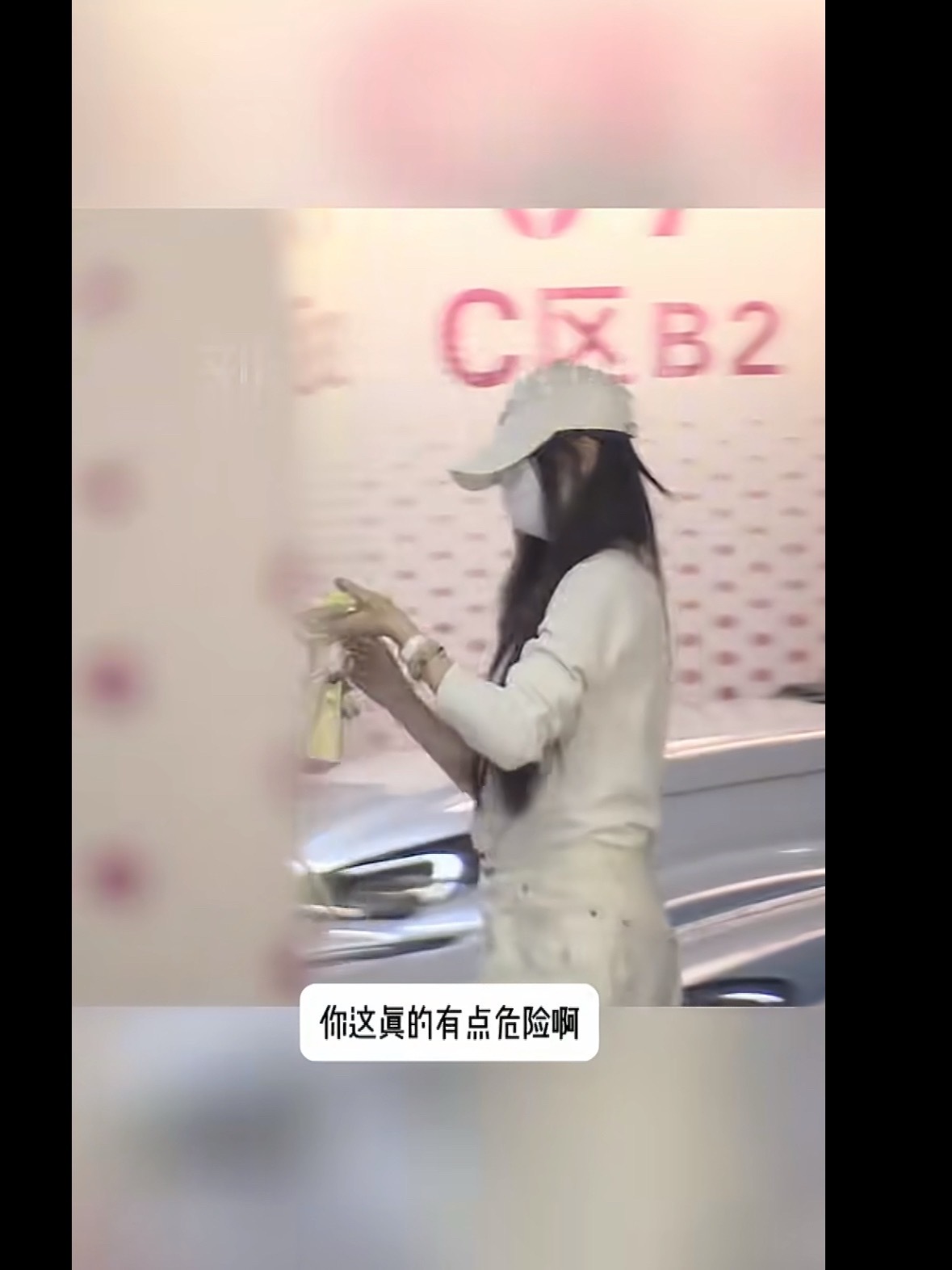 吴宣仪边驾车边玩手机粉丝别拿智能驾驶洗了，再智能的车现在也是L2，手眼不能离。
