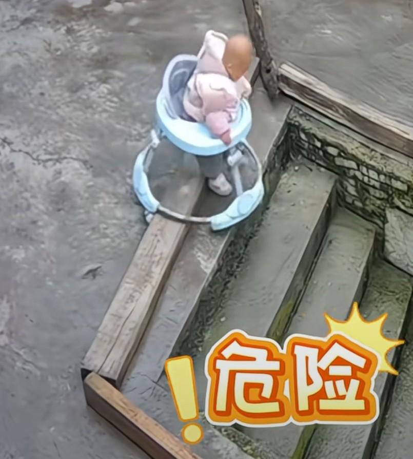 宝宝坐学步车走到了楼梯口，下一秒不慎摔了下去，翻了好几个滚，卡在了台阶上，家