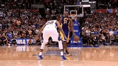 科比的假动作跳投。一是拜佛，二是左侧假突，三是右侧真突。整体下来就是先做拜佛