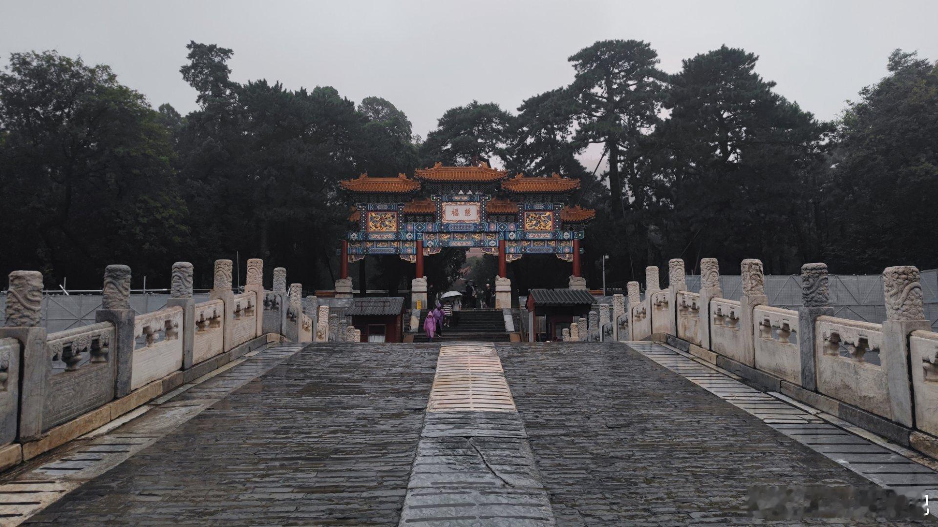 雨中的北京颐和园四大部洲摄影​​​