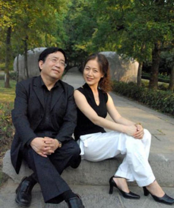 1992年，中国著名文学家余秋雨和前妻离婚。这件事在当年的文艺圈炸开了锅。