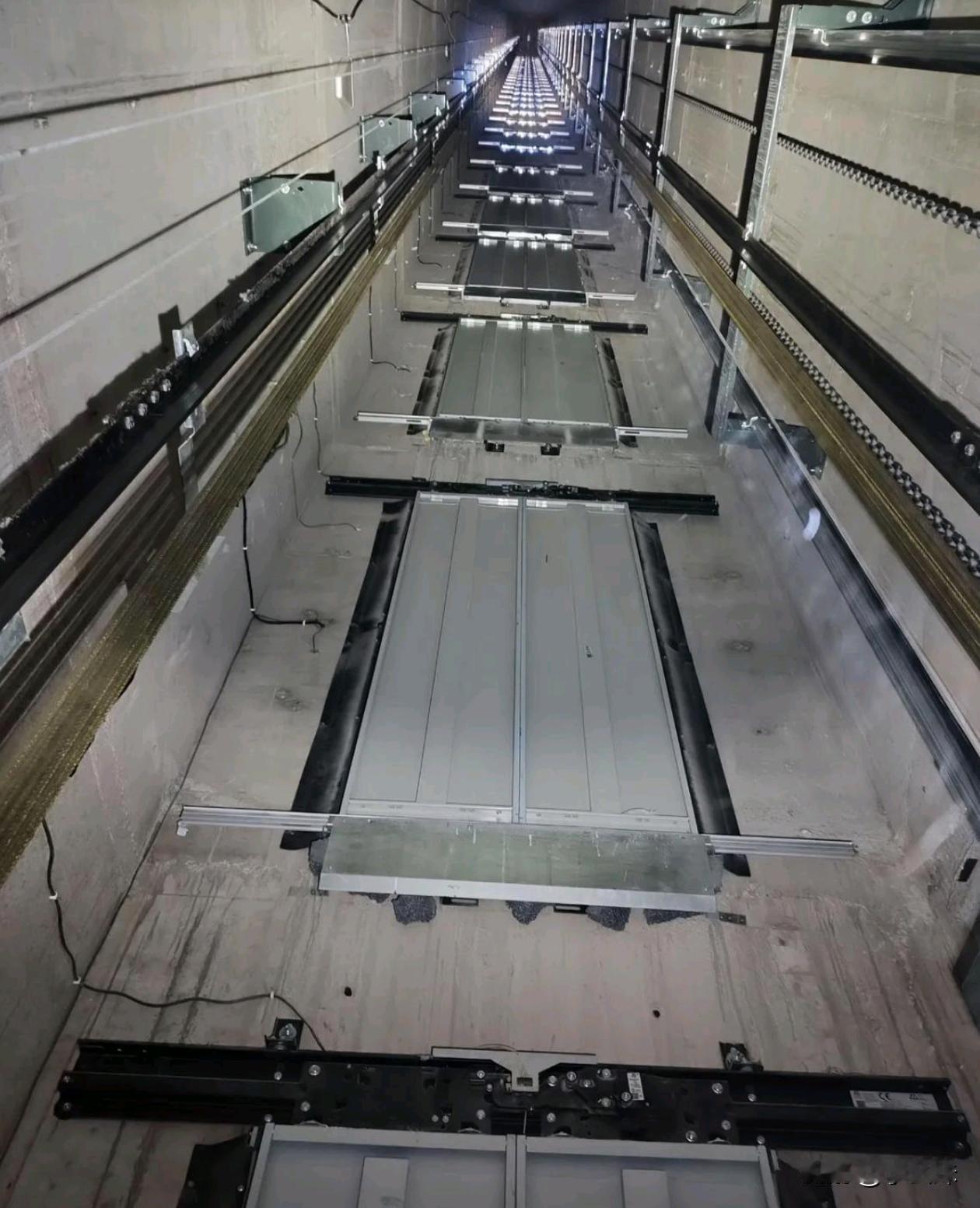 现在知道为什么不能依靠电梯门了吗？就这么一层薄薄的铁皮