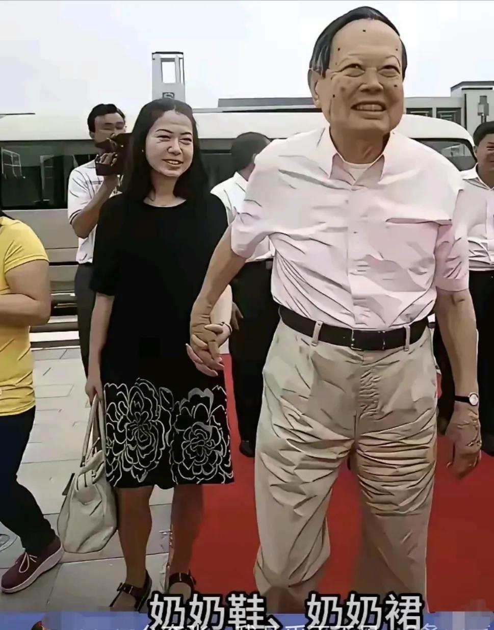 翁帆咋变成老奶奶级别了？杨振宁教授手拉着翁帆，老夫老妻的模样了！杨教授身着浅色短
