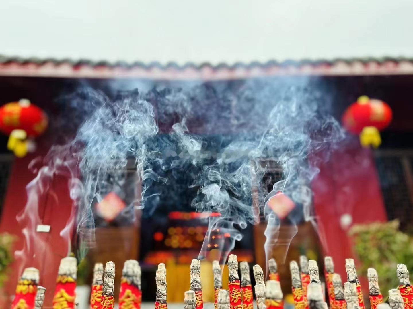 为广大学子敬焚清香，化疏诵经，虔诚祈请文殊菩萨慈悲加持，庇佑考生文思敏捷、考运亨