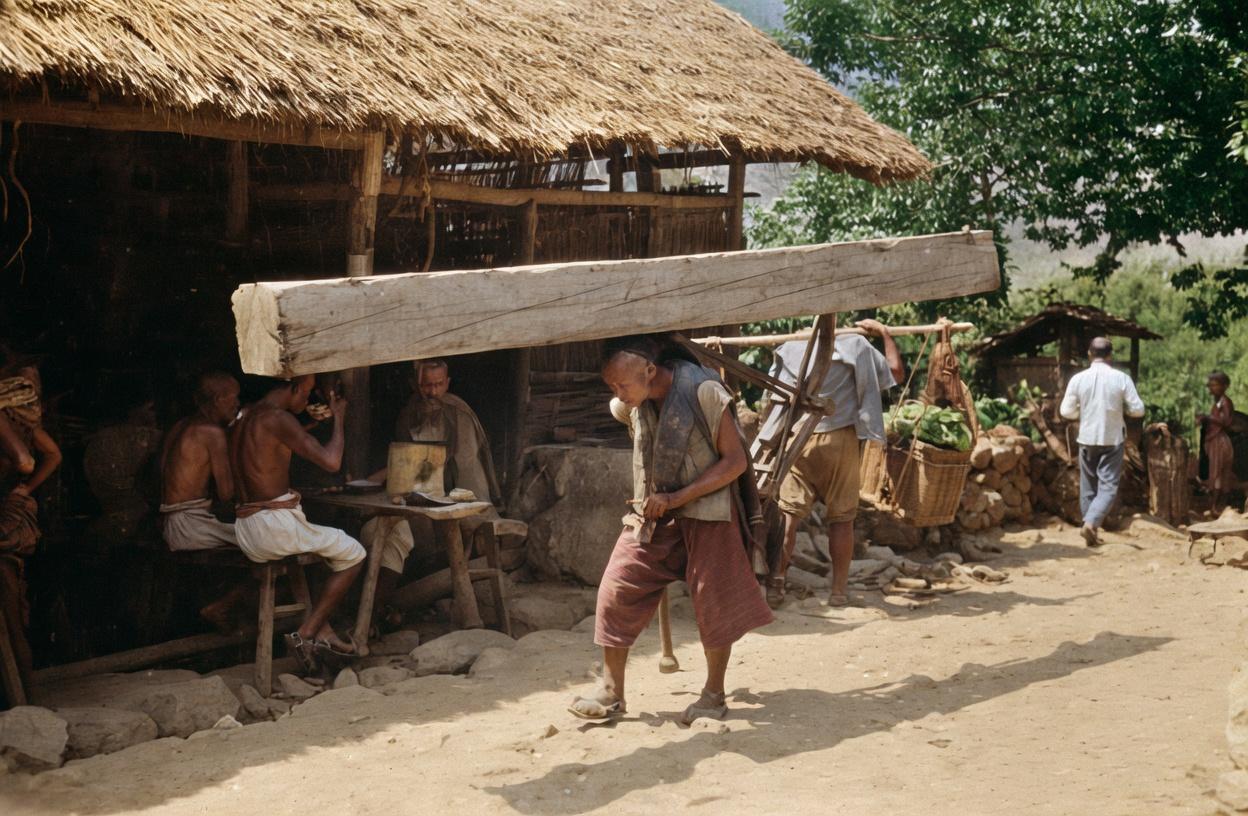清末，一名底层苦力佝偻在山道上，上身是洗得发白、破洞处处的短打，下身裤子补丁叠着