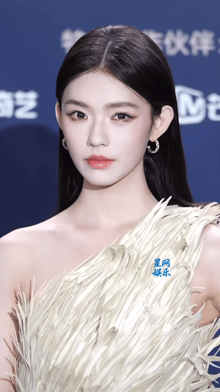 突然知道内娱现在的女明星为啥褒贬不一了美的没有一点攻击性之前我一直以为是辨识