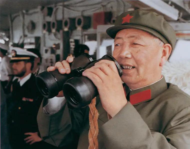 海军司令员刘华清到山东半岛视察一个军港码头，发现很多舰艇都锚泊在航道上。他很奇怪