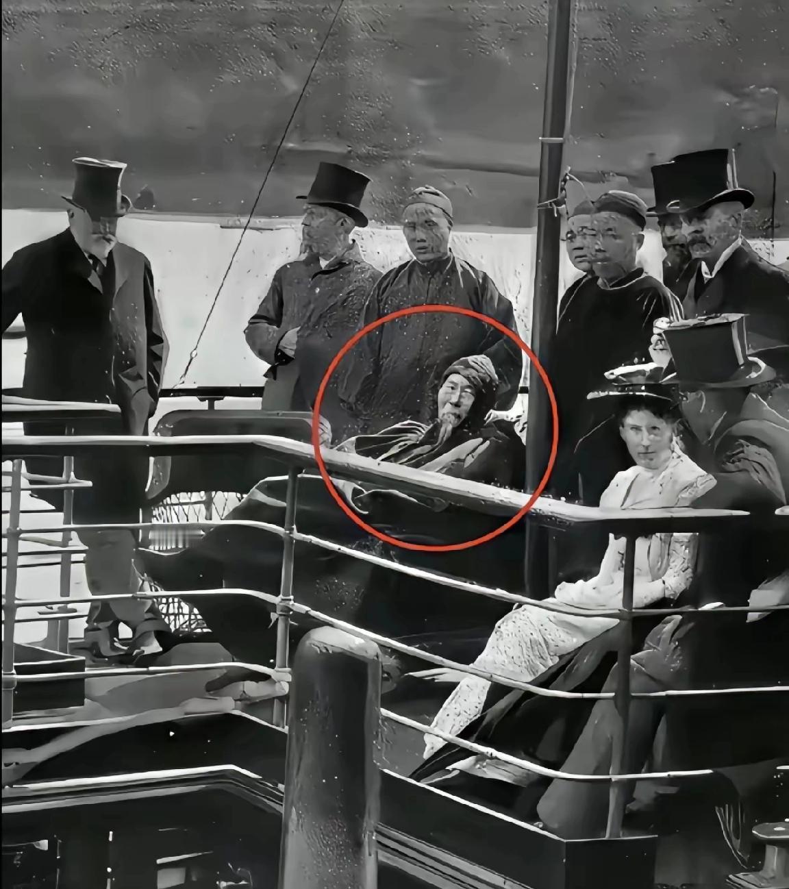 很难想象，这个毫无精气神的老头竟然是赫赫有名的晚清第一重臣李鸿章。这是他刚从美