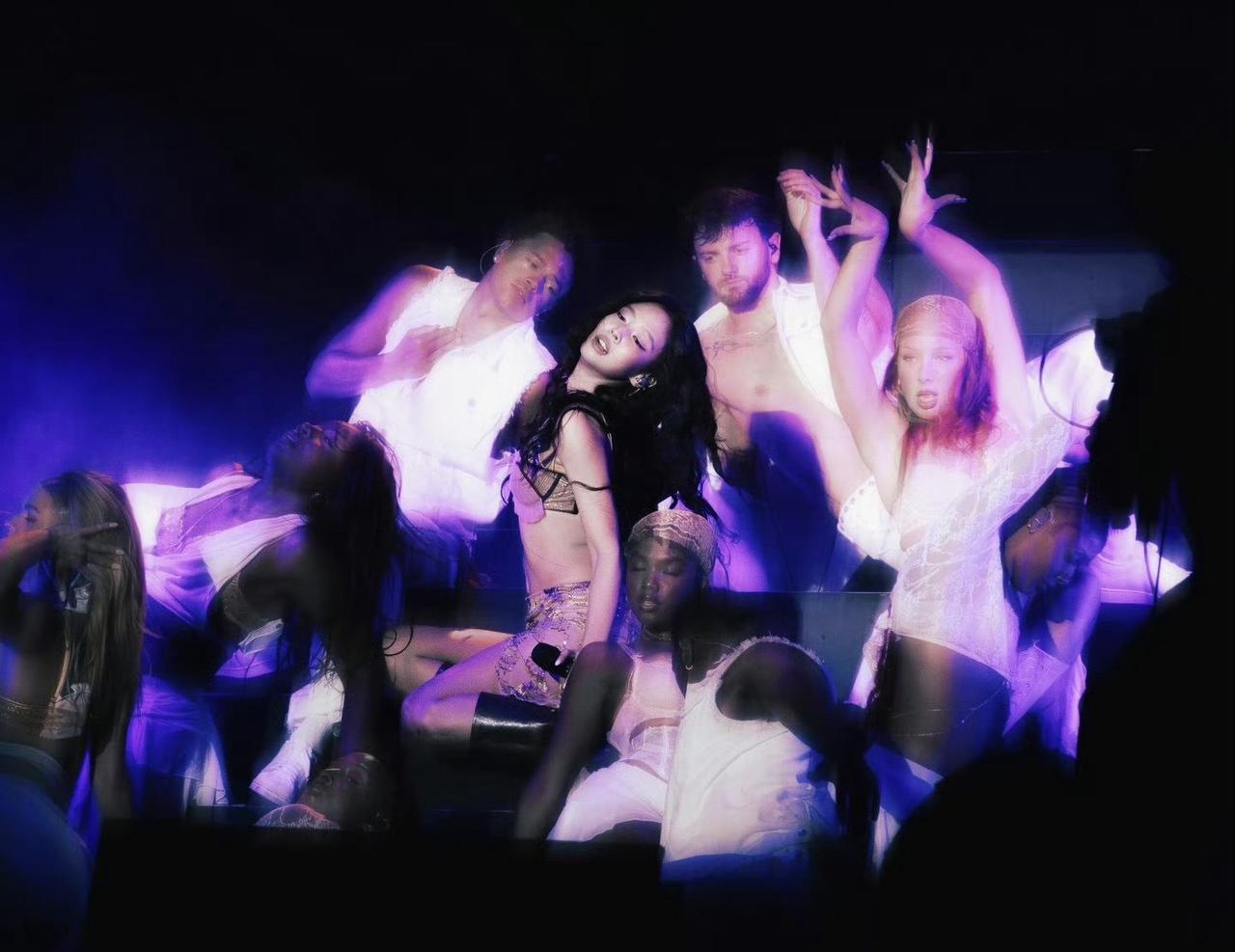 顶级艺人的顶级表现力jennie音乐节上身es古董高定✨jennie神图诞生