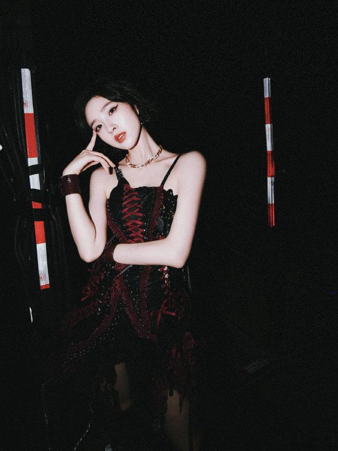 唐艺昕拍了祺贵人告发视频经典永不过时！唐艺昕翻拍名场面，还是当年那个祺贵人内味